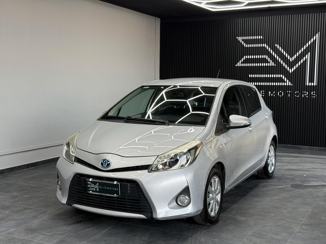Toyota Yaris HYBRID LOUNGE