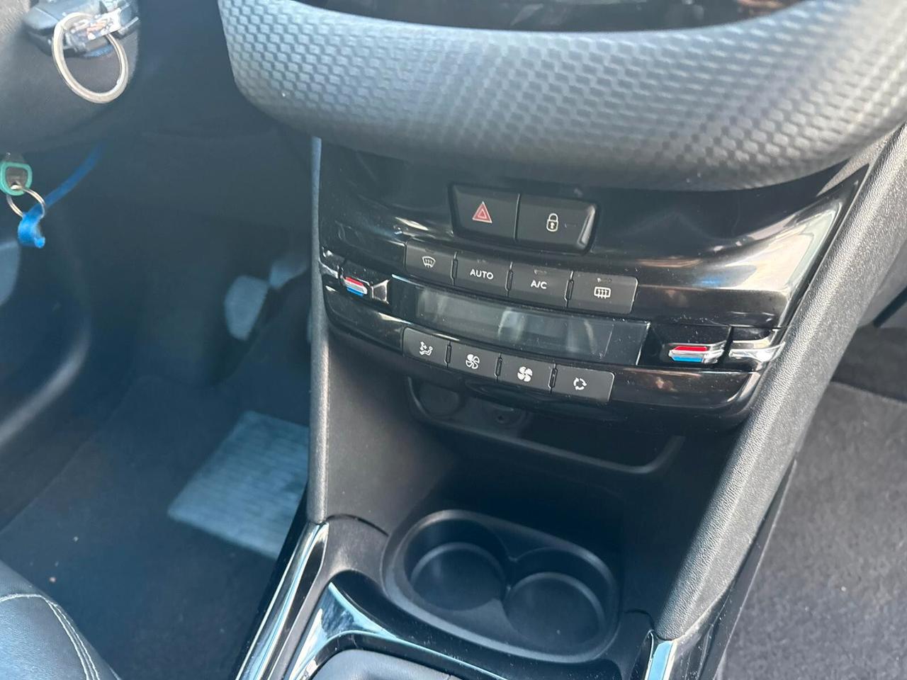 Peugeot 2008 BlueHDi 100cv Black Matt Garanzia