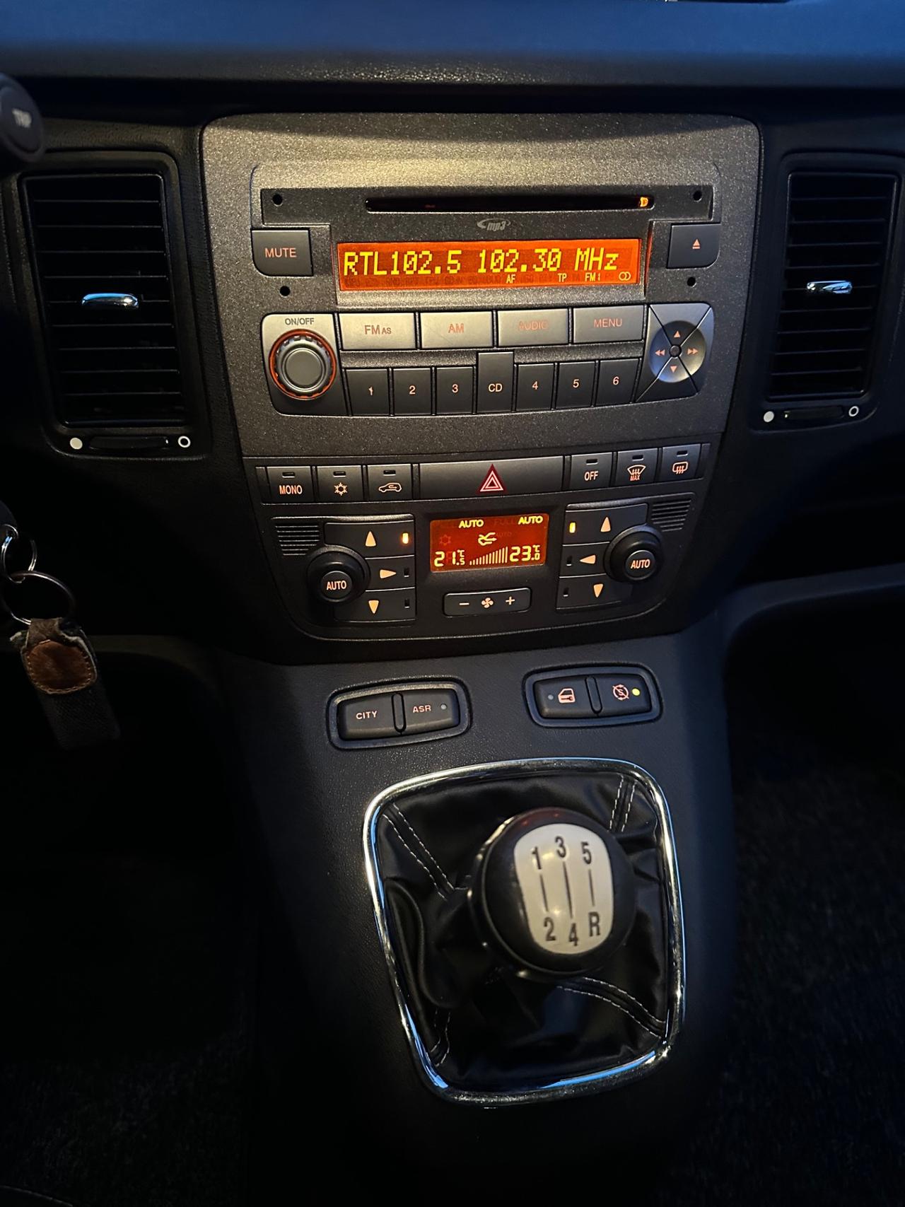 Lancia Ypsilon 1.3 MJT 75 CV Unyca