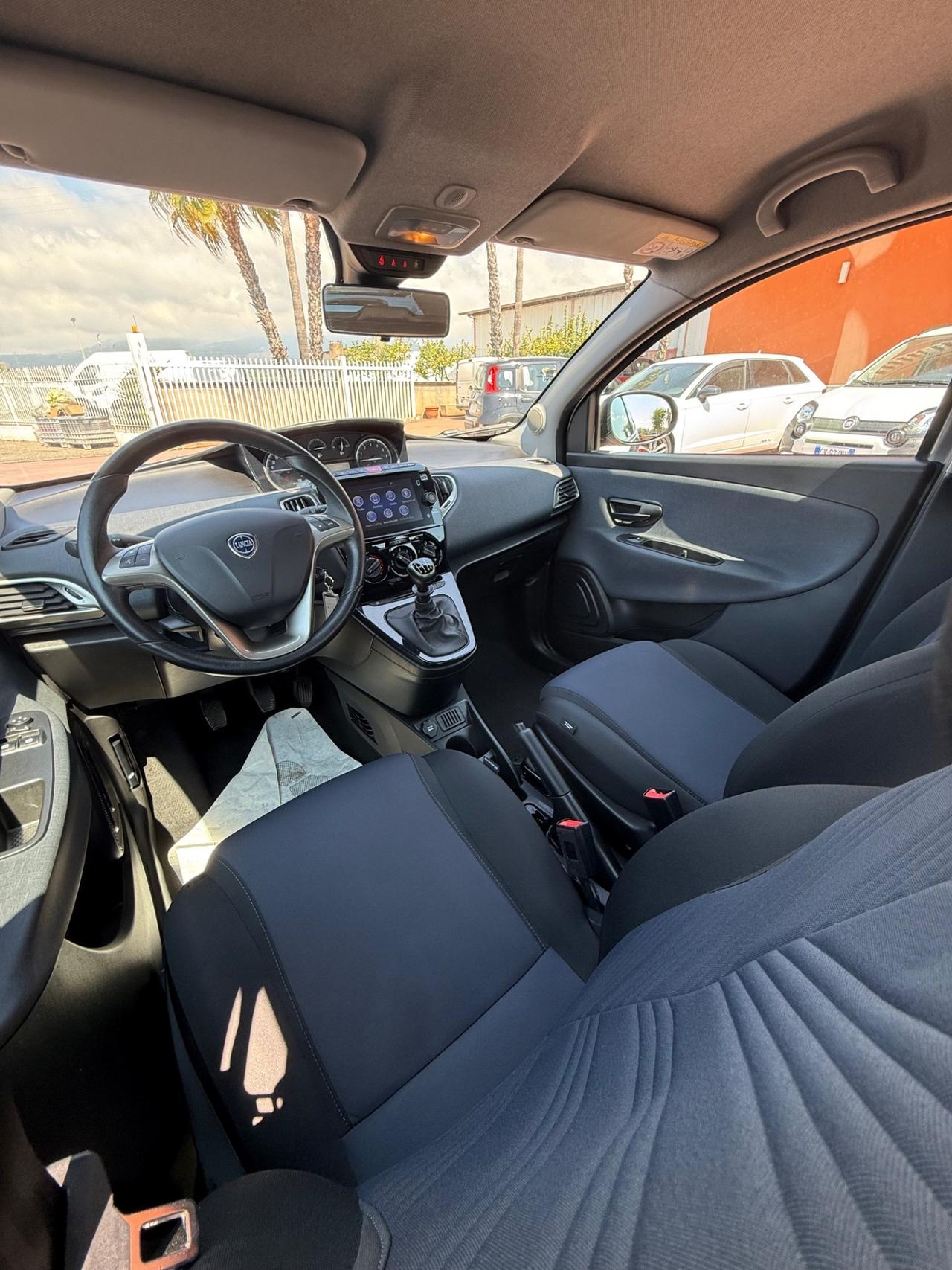 Lancia Ypsilon 1.0 Hybrid 69cv