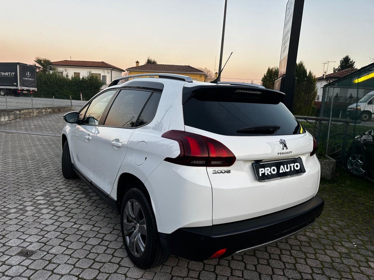 Peugeot 2008 BlueHDi 100 S&S Black Matt