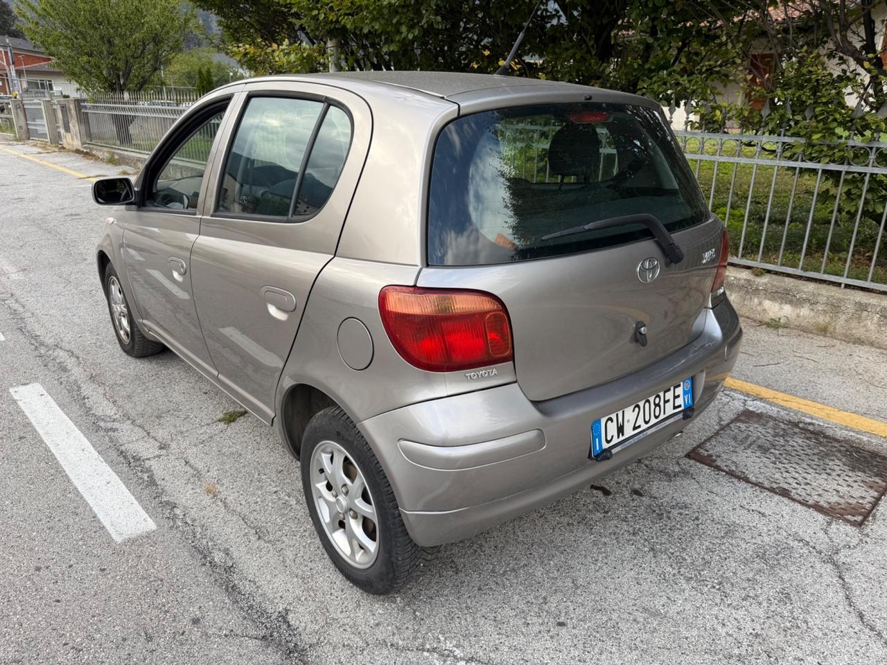 Toyota Yaris 1.3i 16V cat 5 porte Sol