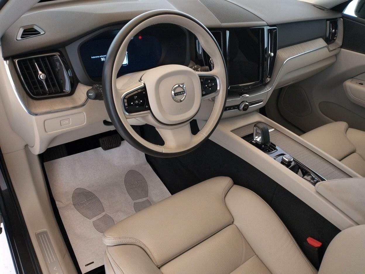 VOLVO XC60 2.0 b4 Plus Dark awd auto
