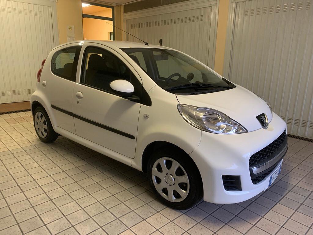 Peugeot 107 1.0 68CV 5p. 5.400 KM !!!!