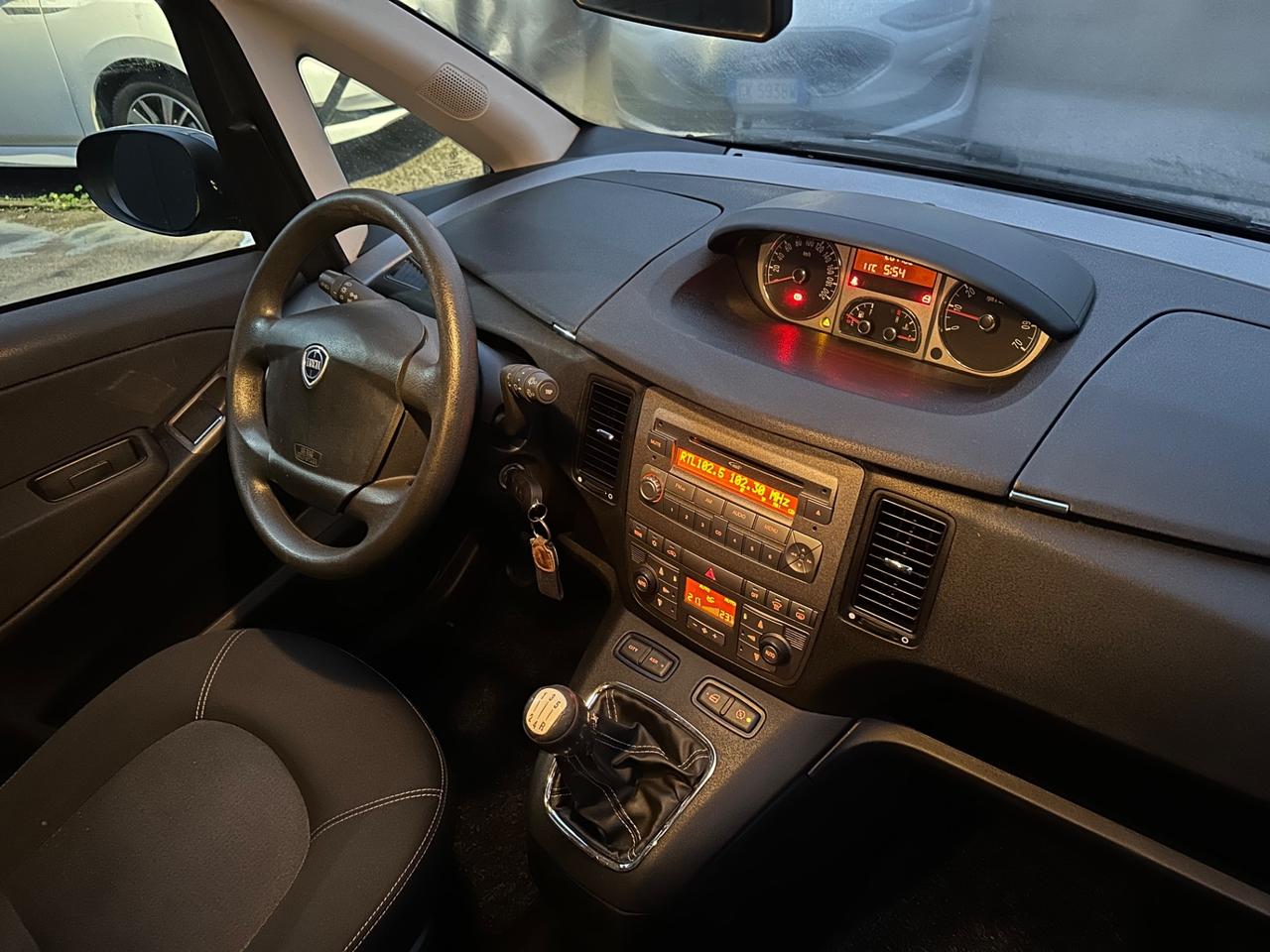 Lancia Ypsilon 1.3 MJT 75 CV Unyca
