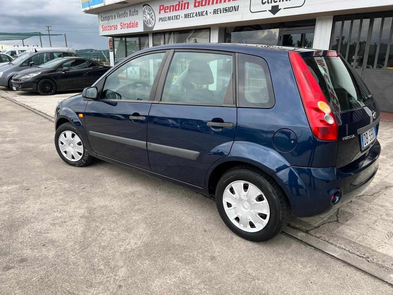 Ford Fiesta 1.2 16V 5p. Ghia x Neopatentati