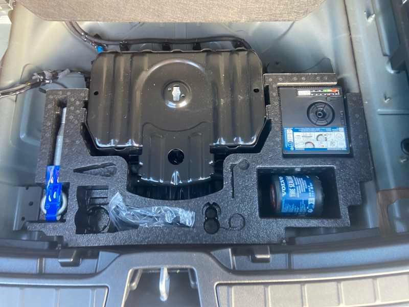 VOLVO XC40 2.0 b3 EssenTiaL AuTo