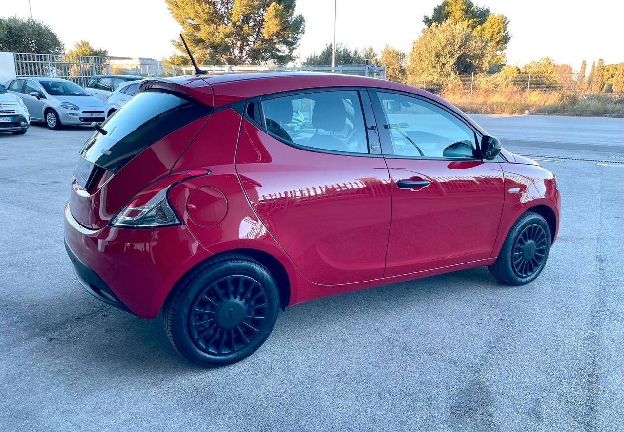 Lancia Ypsilon 1.0 FireFly Hybrid Ecochic Silver