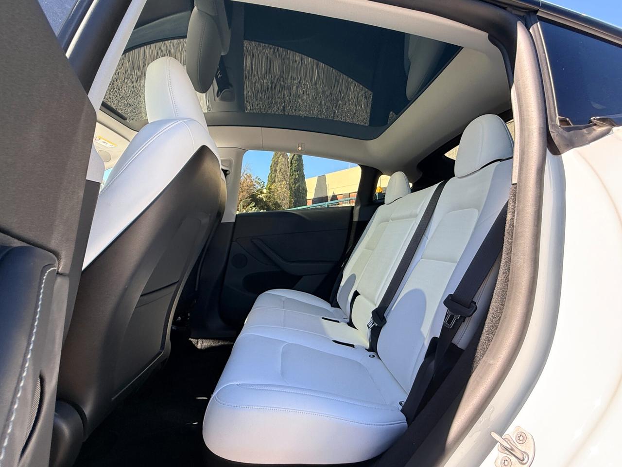 Tesla Model Y Long Range AWD Interni BIANCHI