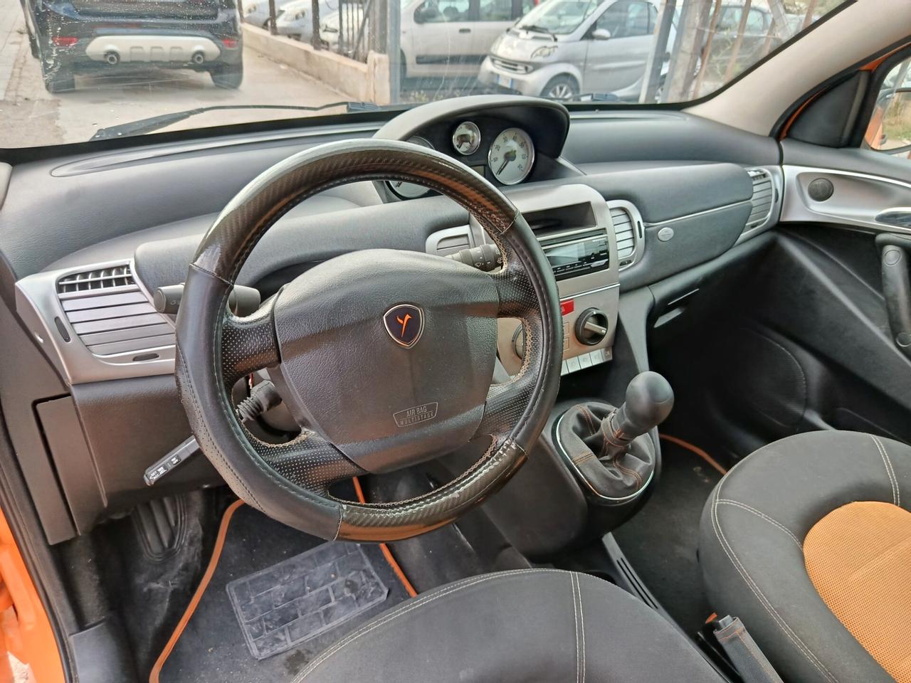 Lancia Ypsilon 1.3 MJT 70 CV Momo Design