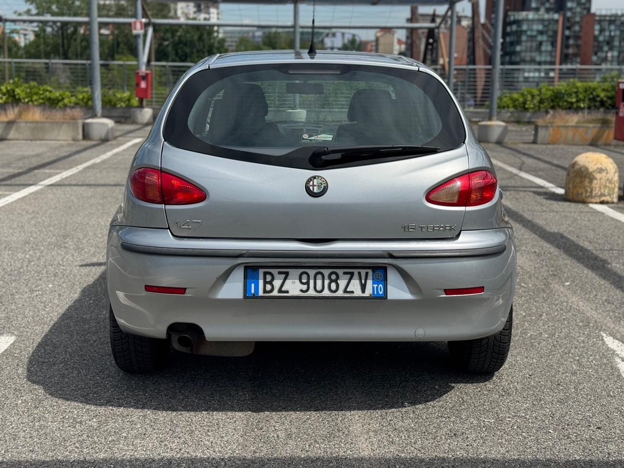 Alfa Romeo 147 1.6i 16V Twin Spark cat 5p. Distinctive