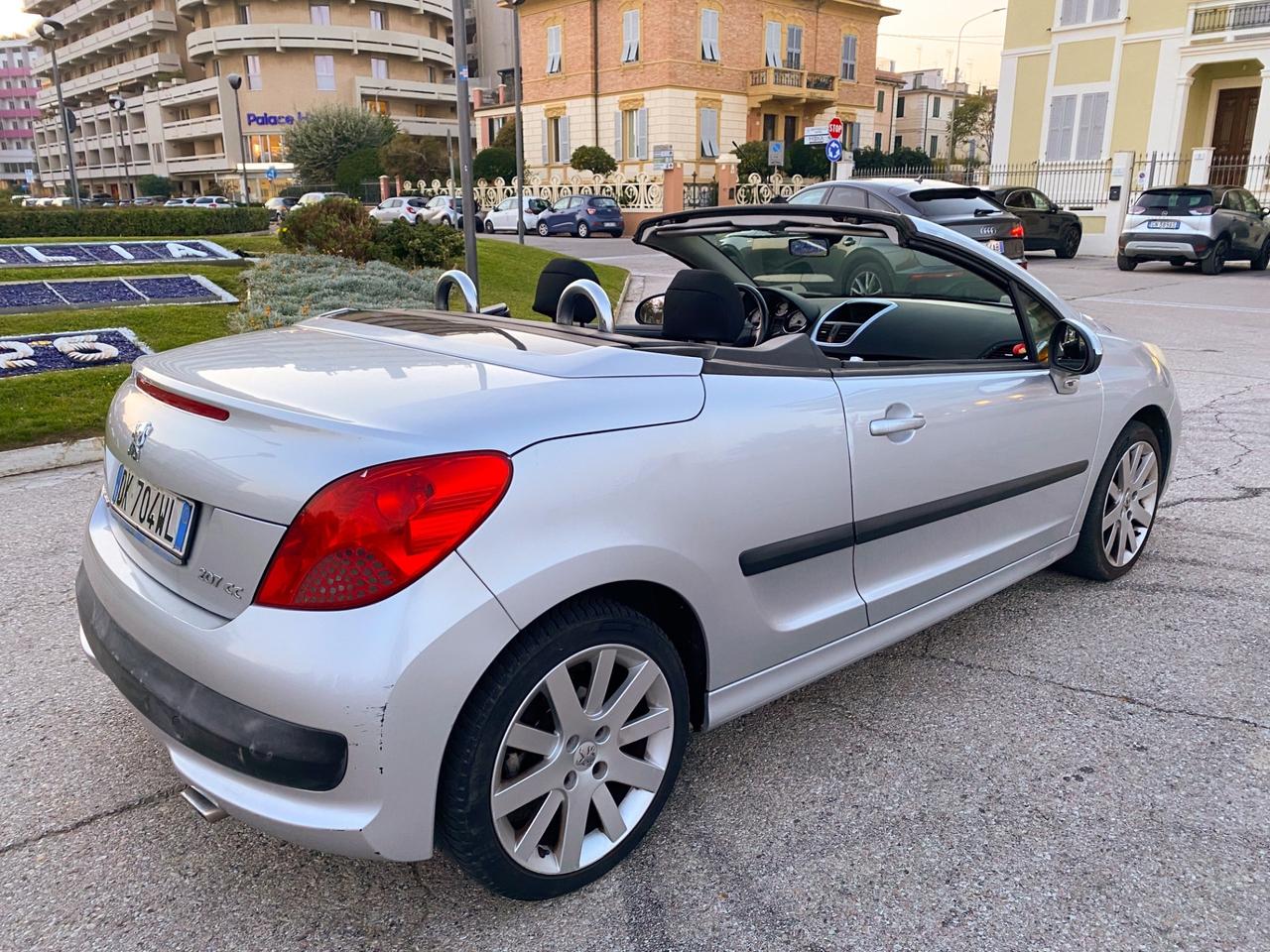 Peugeot 207 1.6 HDi 110CV CC Féline