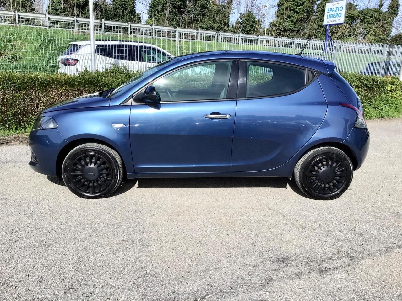 Lancia Ypsilon 1.0 70Cv FireFly 5 porte Hybrid Silver