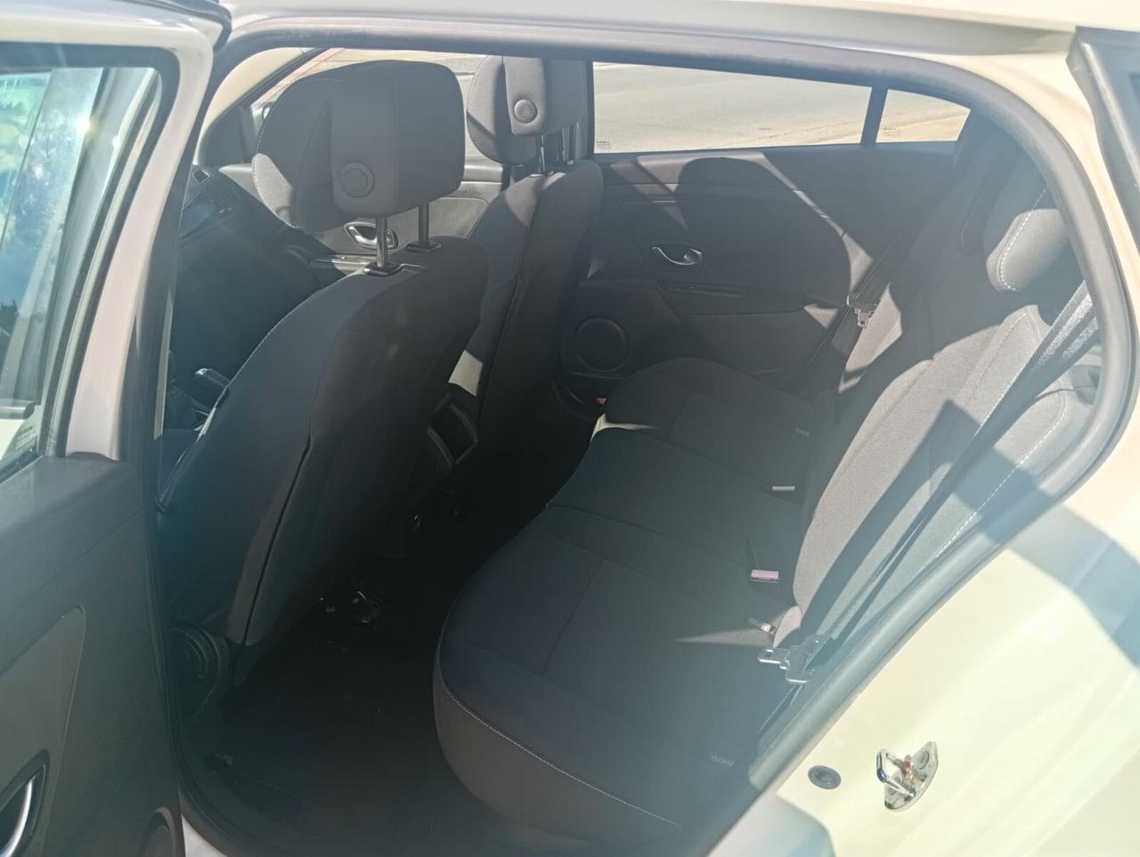 Renault Megane 1.5cc diesel 12 mesi garanzia-2011