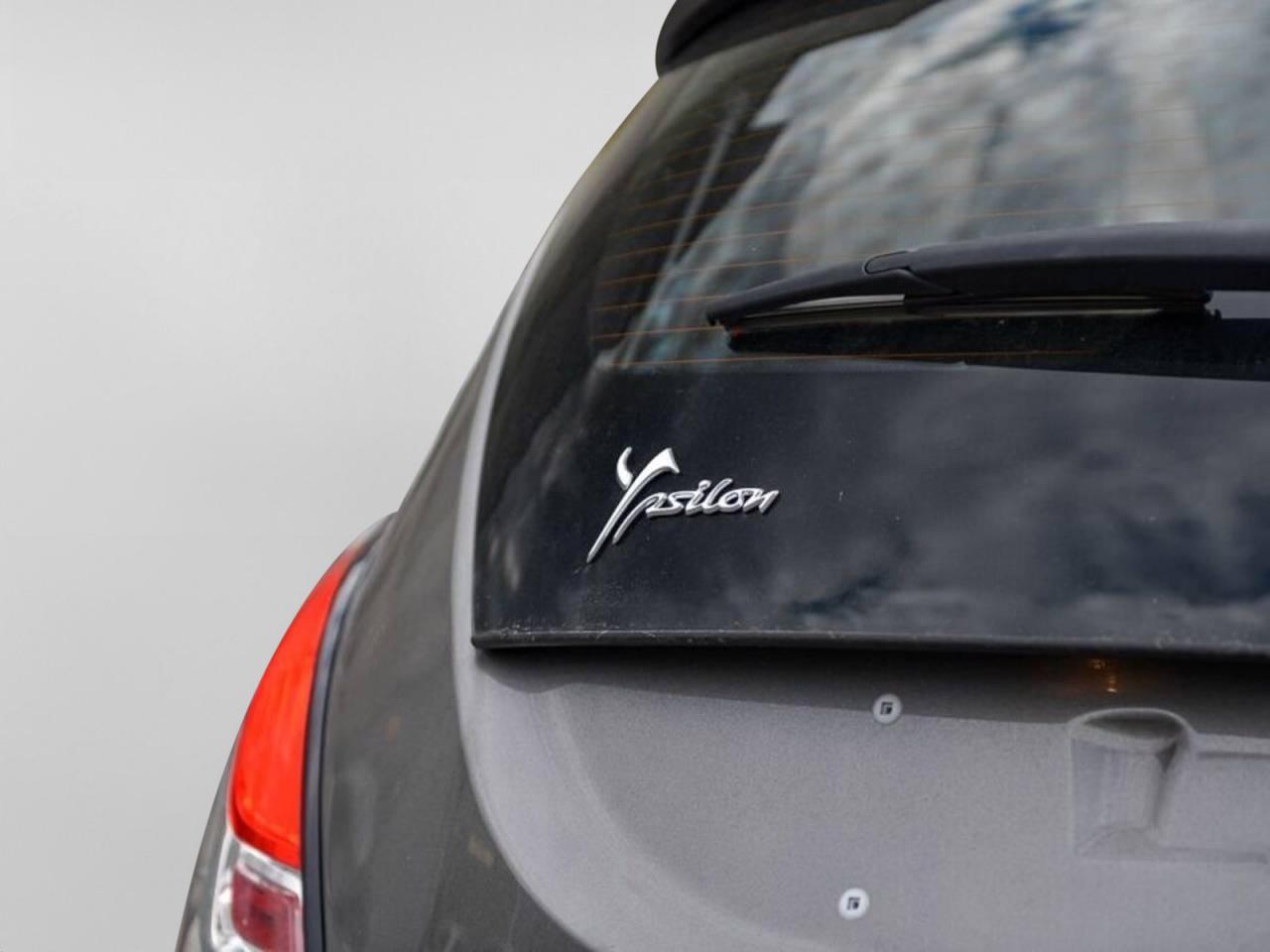 LANCIA Ypsilon III 2021 - Ypsilon 1.0 firefly hybrid Silver s&s 70cv