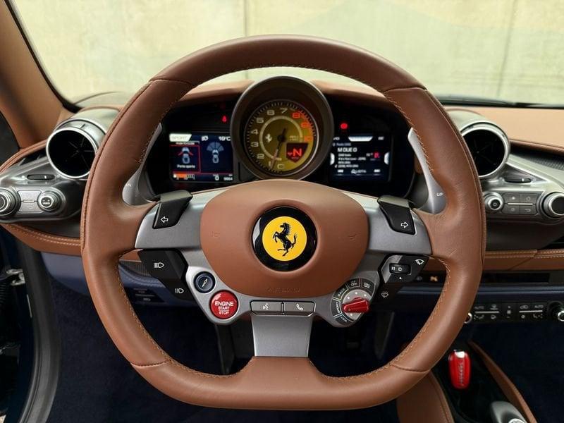 Ferrari F8 F8 Tributo - Blu Pozzi - sollevatore