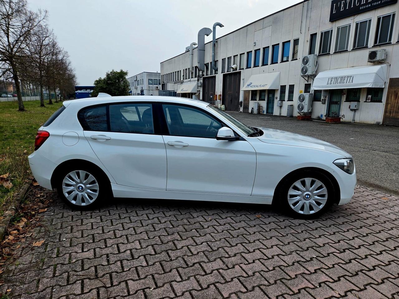 Bmw 116 116d 5p. Unique