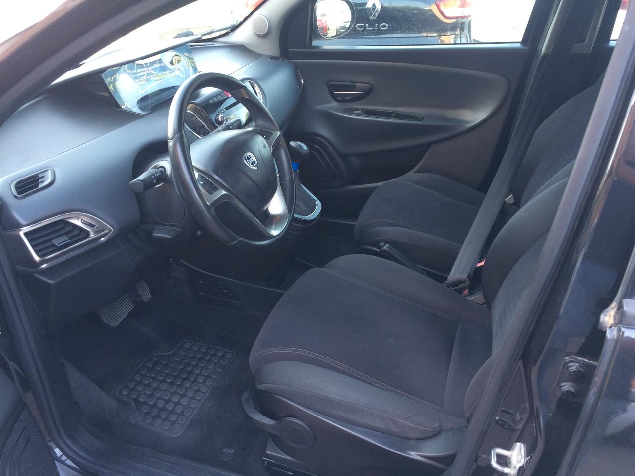 Lancia Ypsilon 0.9 TwinAir 85 CV tagliandata garanzia !!automatica! ideale per neopatentati!