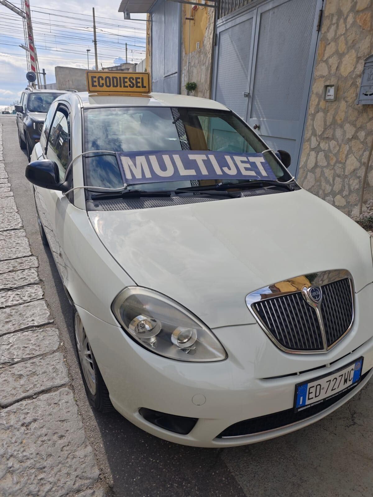 Lancia Ypsilon 1.3 MJT 75 CV Versus