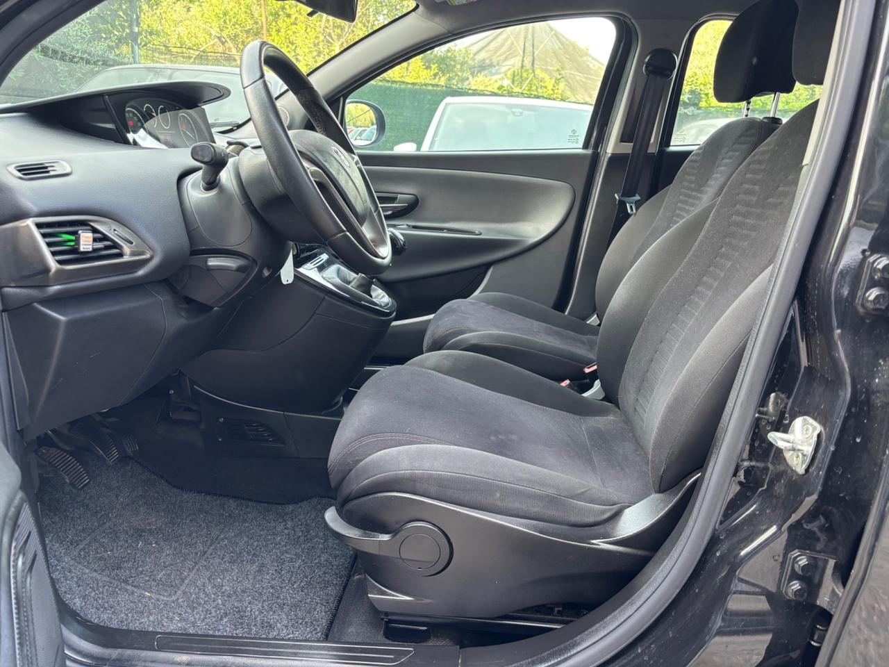 Lancia Ypsilon 5 porte Metano Ecochic OK NEOPATENTATI