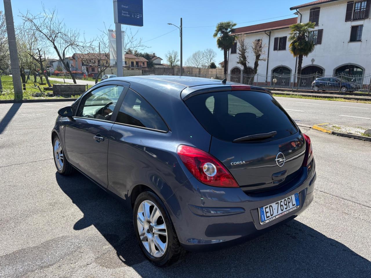 Opel Corsa 1.2 3 porte b-color