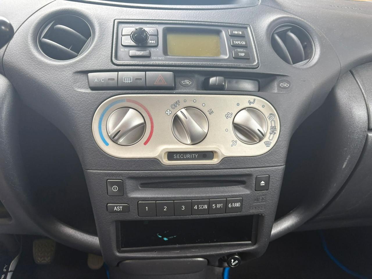 Toyota Yaris 1.0i 16V cat 5 porte Sol