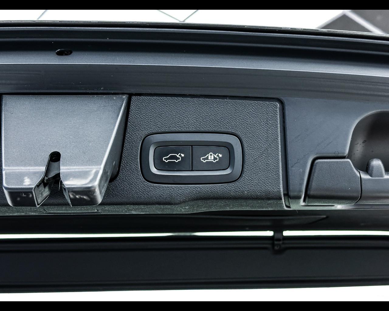 VOLVO XC60 (2017-->) - XC60 T6 Recharge Plug-in Hybrid AWD Inscription Expression