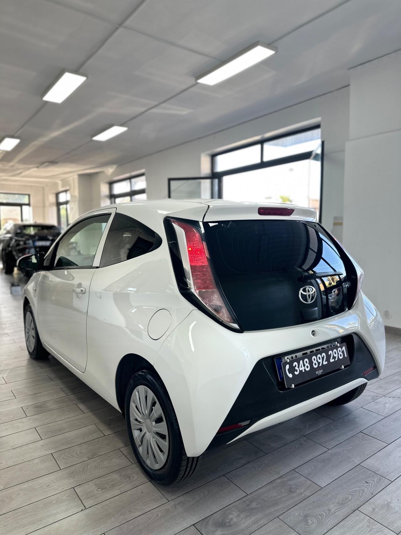 Toyota Aygo 1.0 VVT-i 69 CV 5 porte x-play MMT