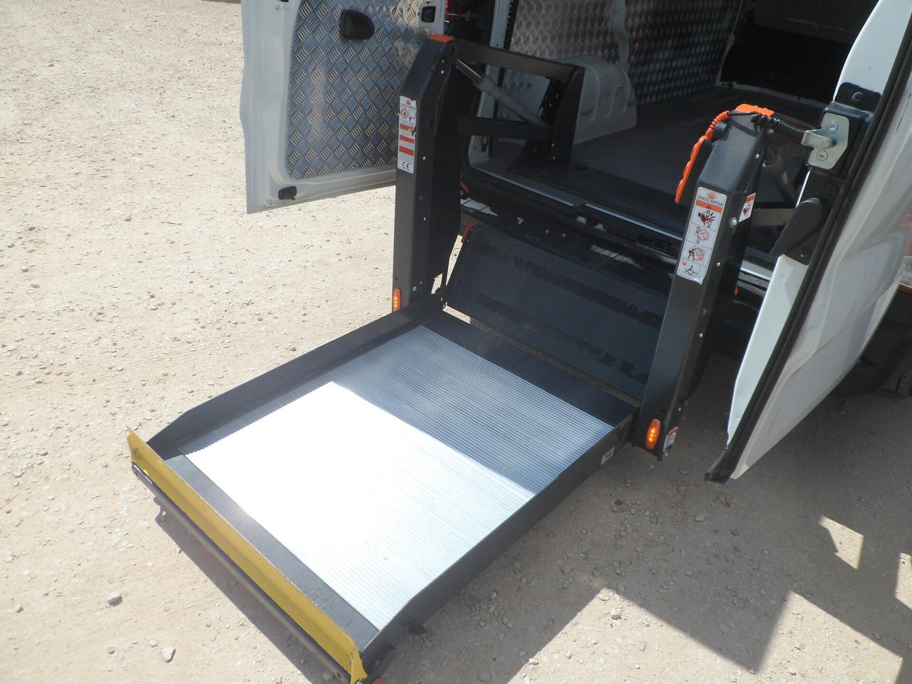 Renault Trafic furgone con pedana