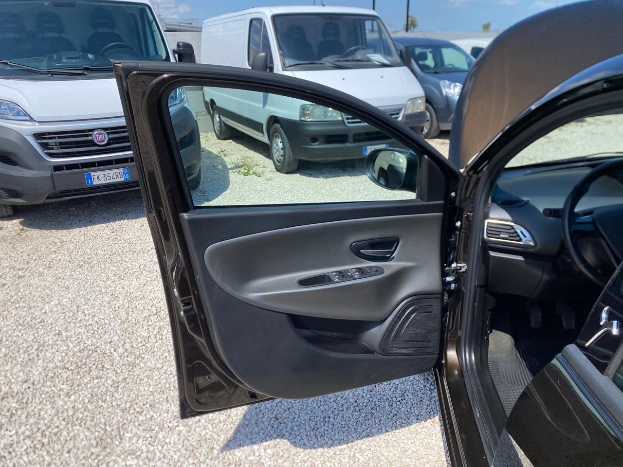 Lancia Ypsilon 1.2 69 CV Unyca UNICO PROPIETARIO,NEOPATENTATI