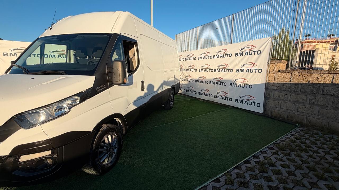 Iveco Daily CAMBIOAUTO MATICO 35S14 2.3 HPT PLM Cabinato