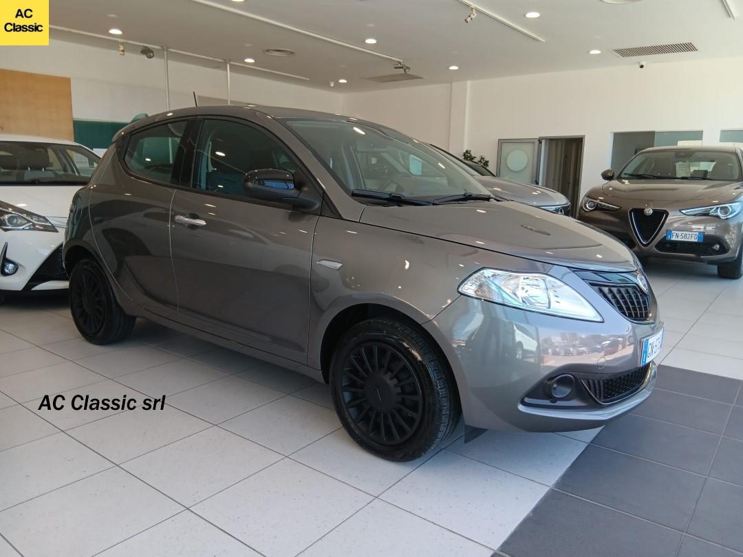 Lancia Ypsilon Hybrid Silver 1.0 (70 cv)