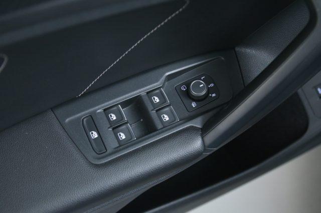VOLKSWAGEN Tiguan 2.0 TDI 150 CV SCR DSG R-Line Fari Matrix/Black P.