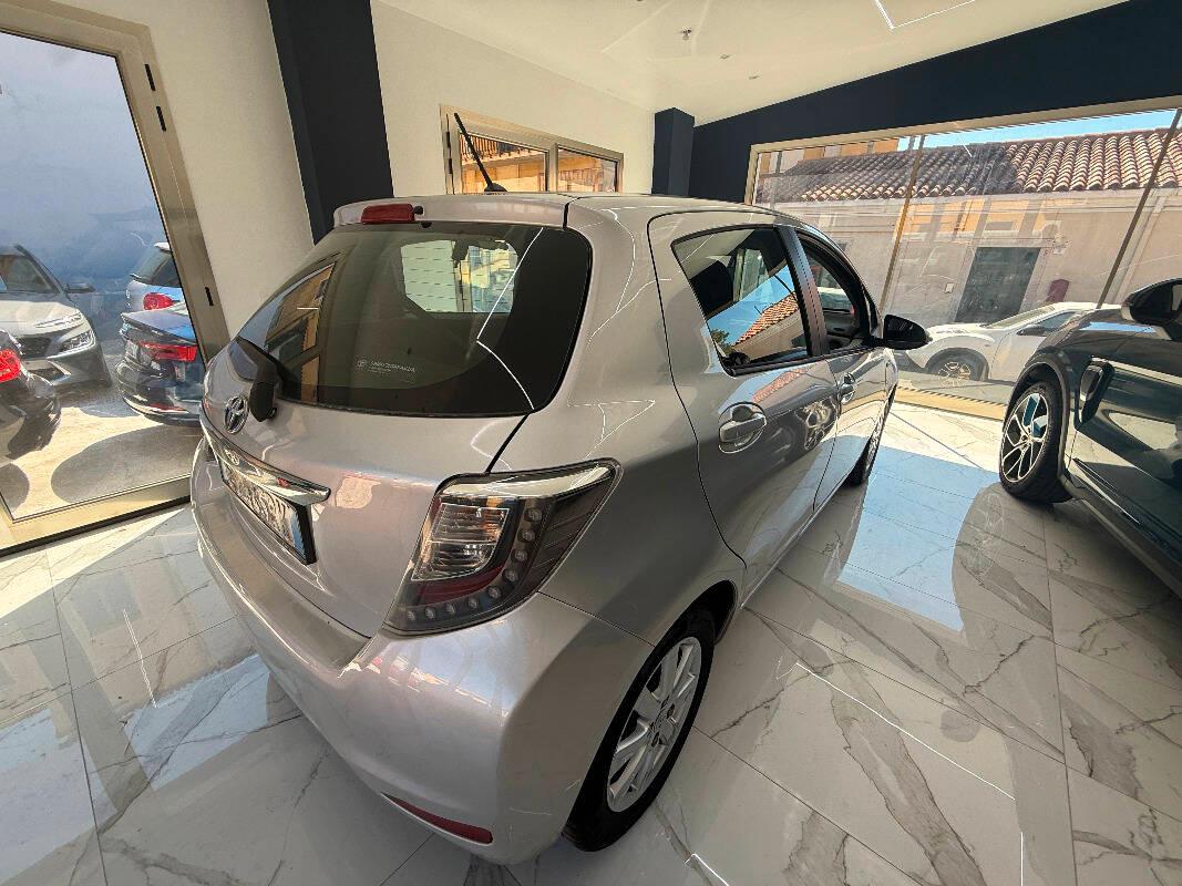 Toyota Yaris TOYOTA YARIS 1.5h Lounge 5p HYBRID