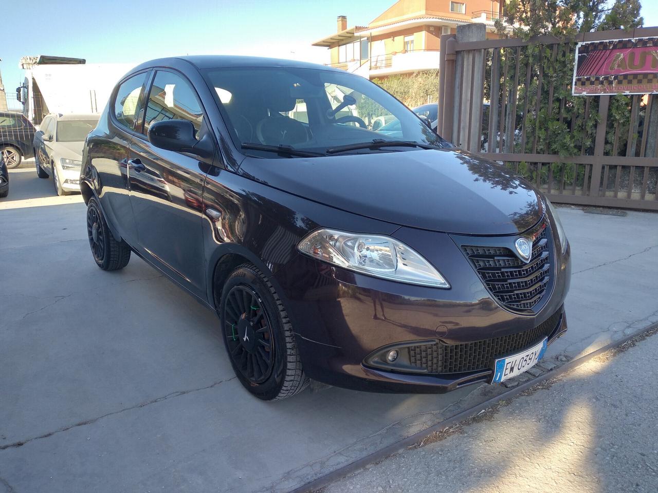 Lancia Ypsilon 0.9 TwinAir 85 CV 5 porte Metano Ecochic Silver