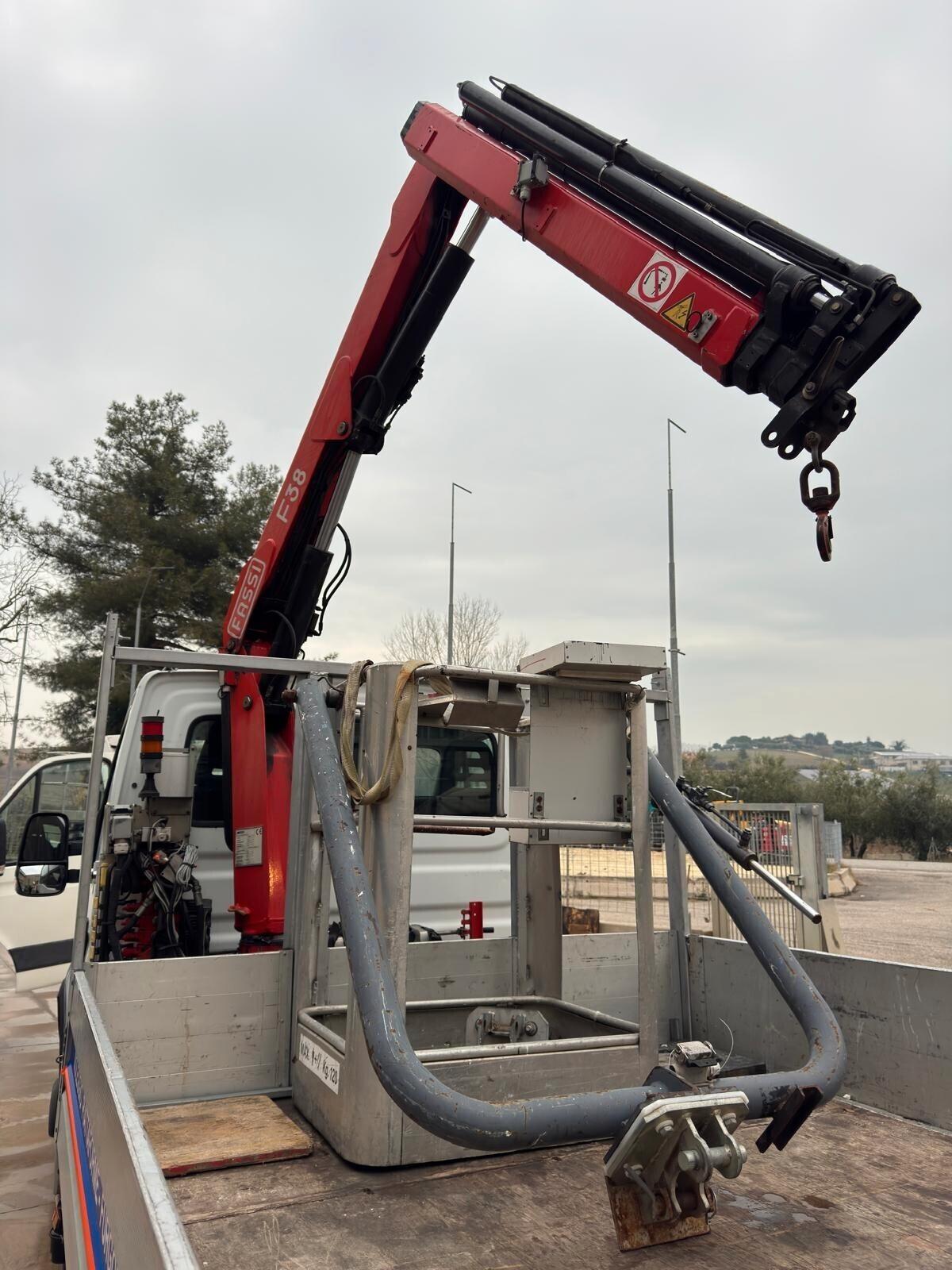 Camion pianale IVECO Daily 35-e4 con gru