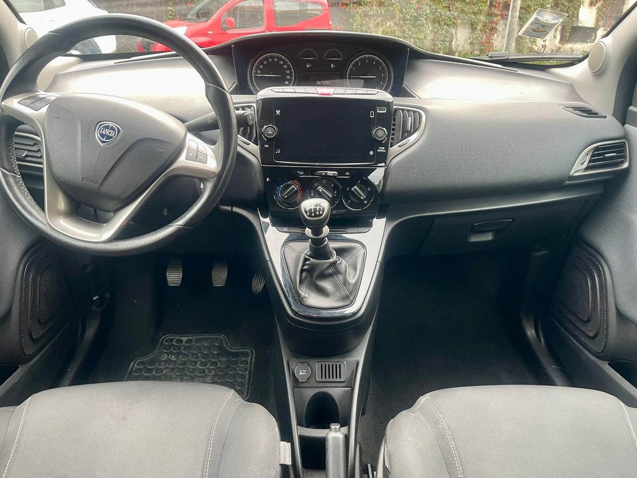 Lancia Ypsilon 1.0 FireFly S&S Hybrid Ecochic Gold Tua a soli 265€