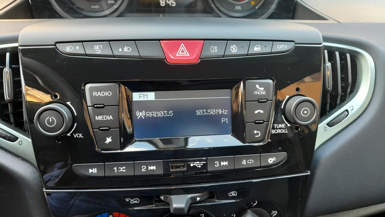 Lancia Ypsilon 1.0 FireFly 5 porte S&S Hybrid Silver