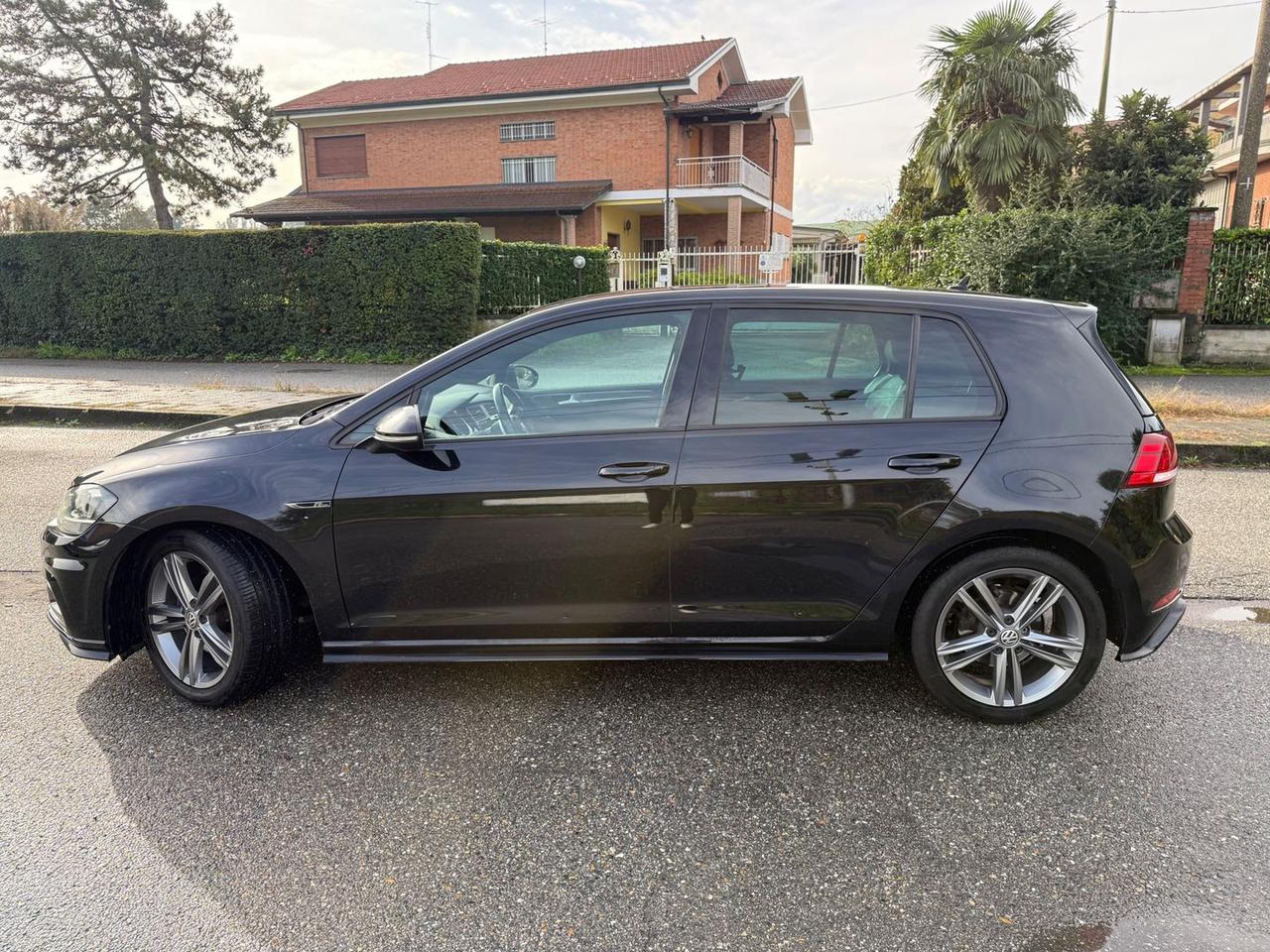 Volkswagen Golf 1.6 TDI R LINE