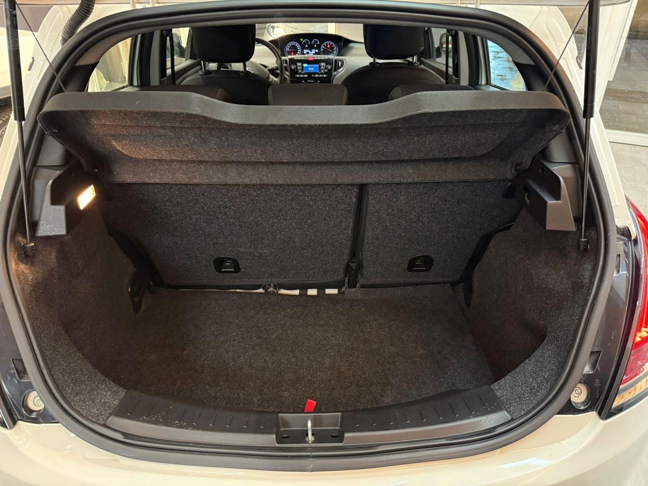 Lancia Ypsilon 1.0 FireFly 5 porte S&S Hybrid Ecochic Silver