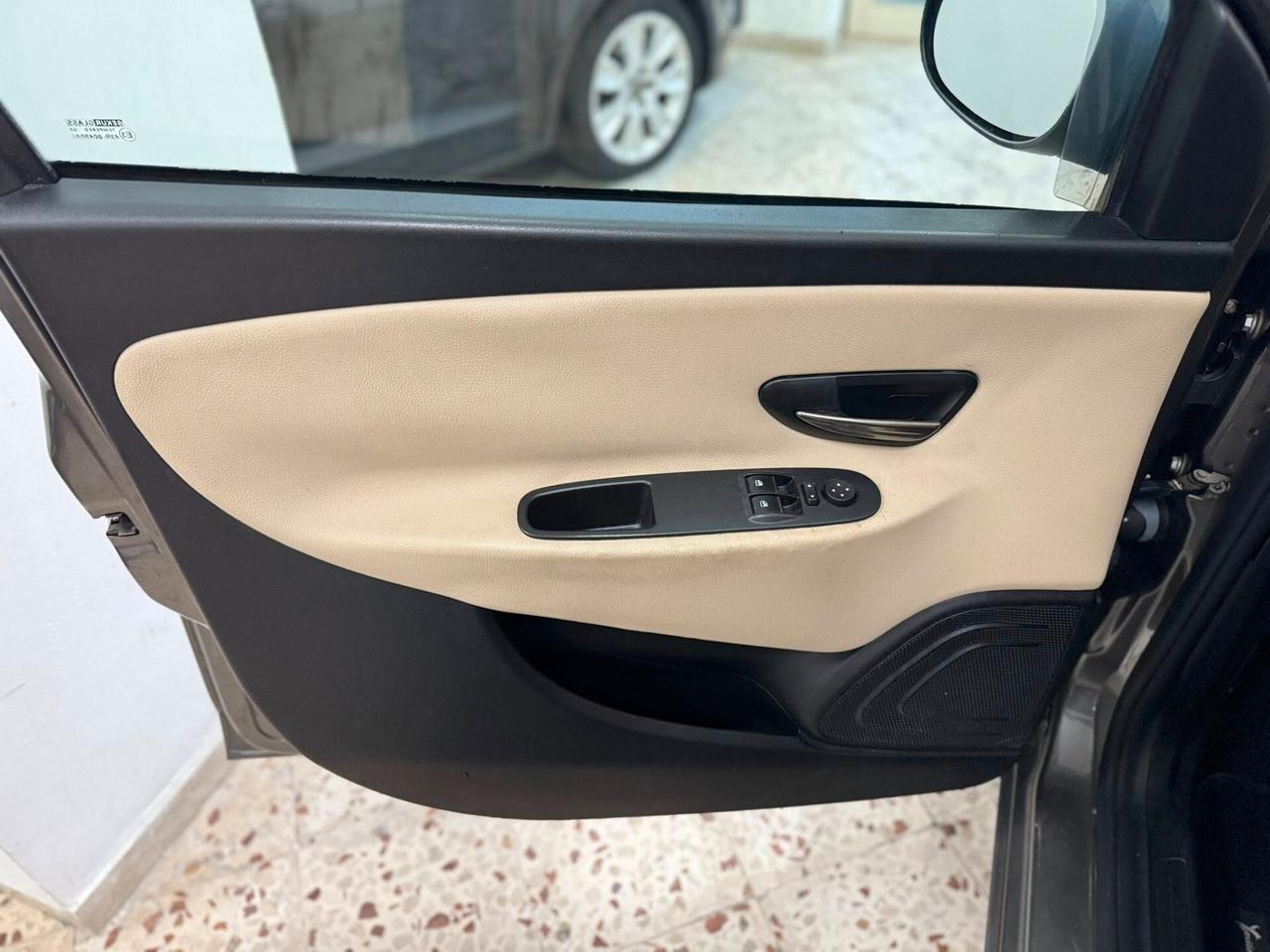 Lancia Ypsilon 1.2 69 CV 5 porte S&S Platinum