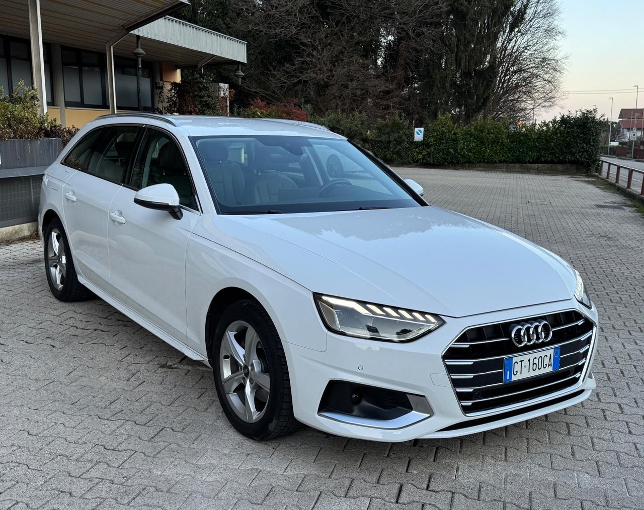 Audi A4 Avant TDI S tronic line edition