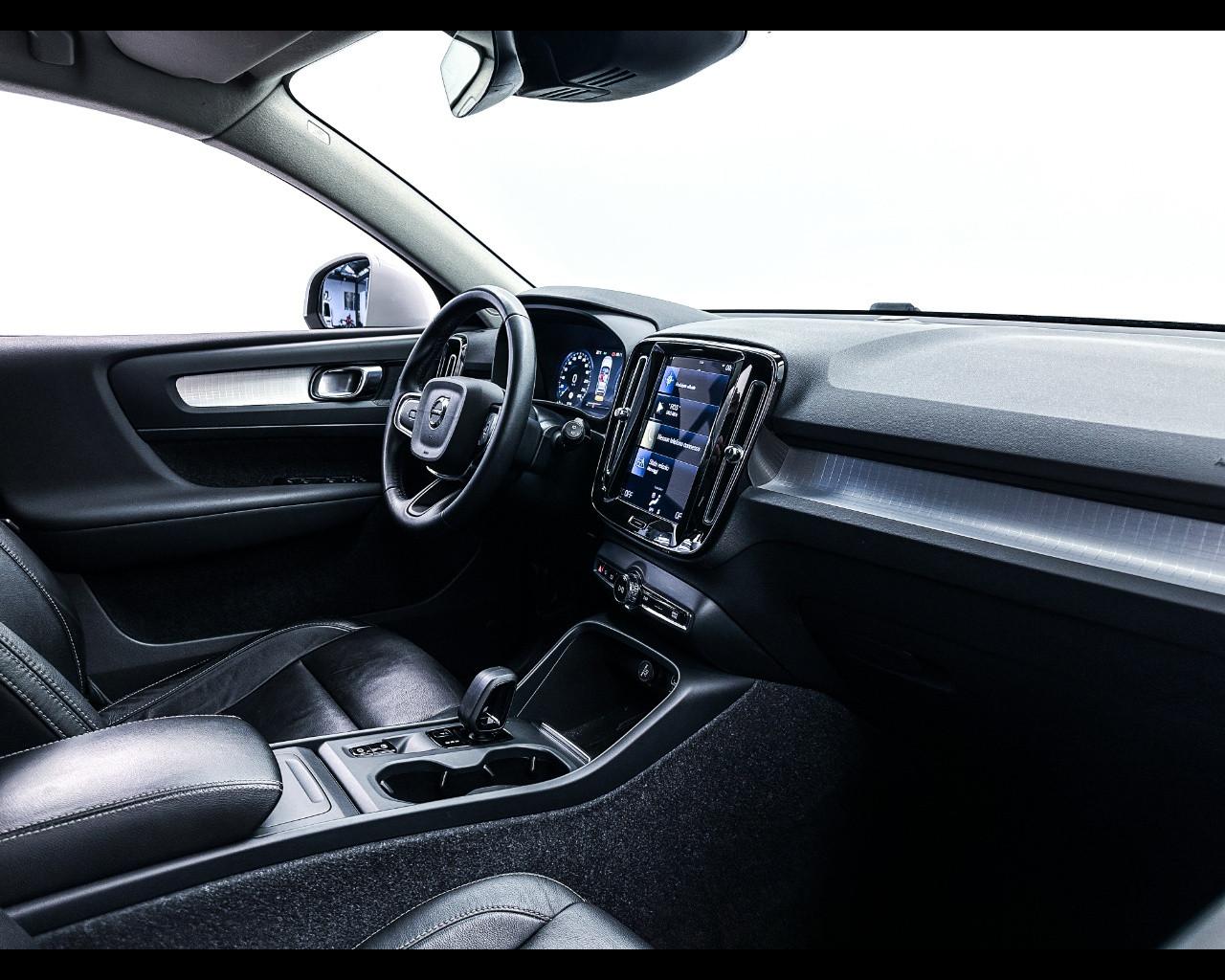 VOLVO XC40 B4 AWD Geartronic Momentum Pro