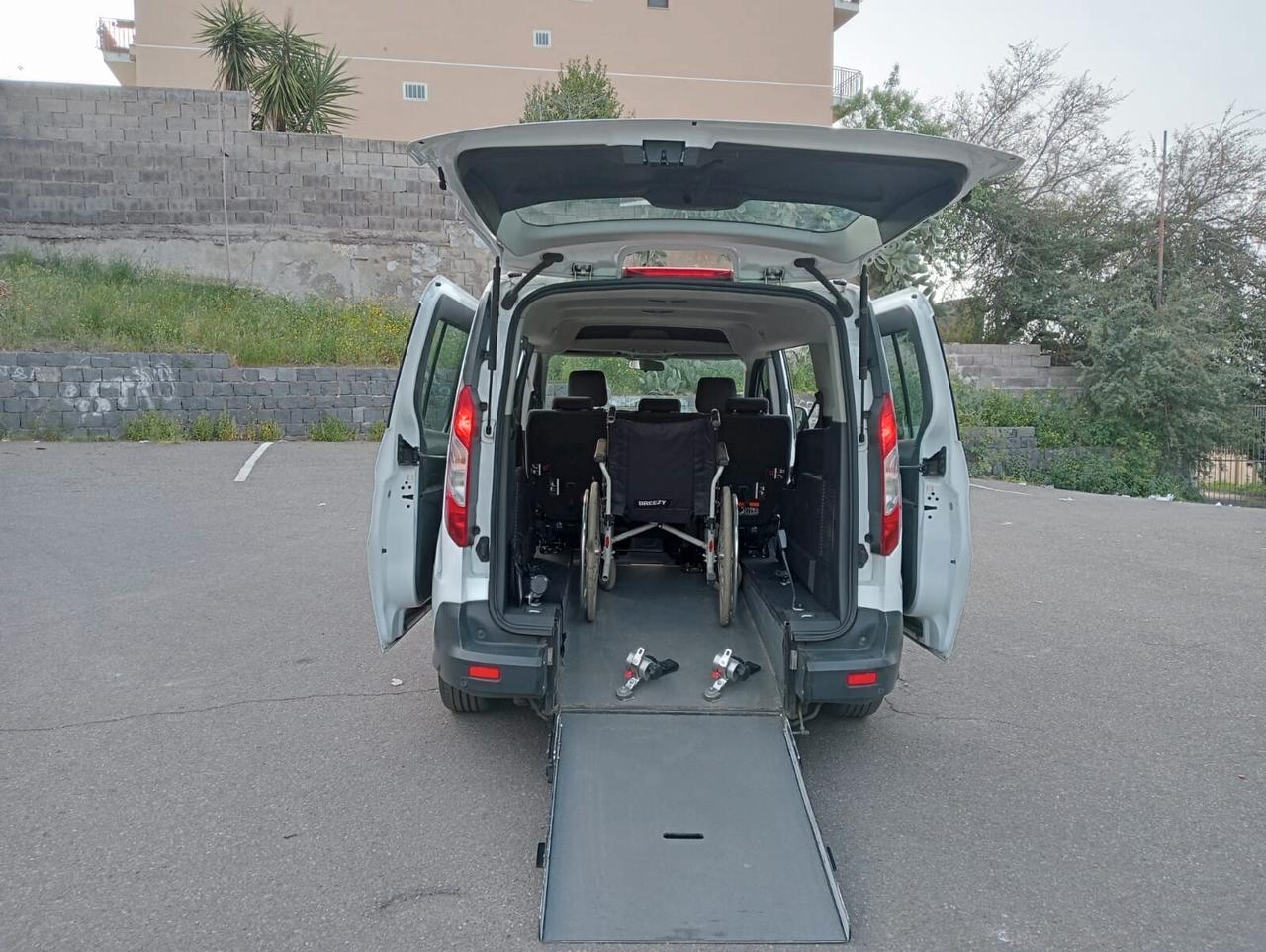 Ford Tourneo Connect Pianale ribassato con rampa disabili in carrozzina