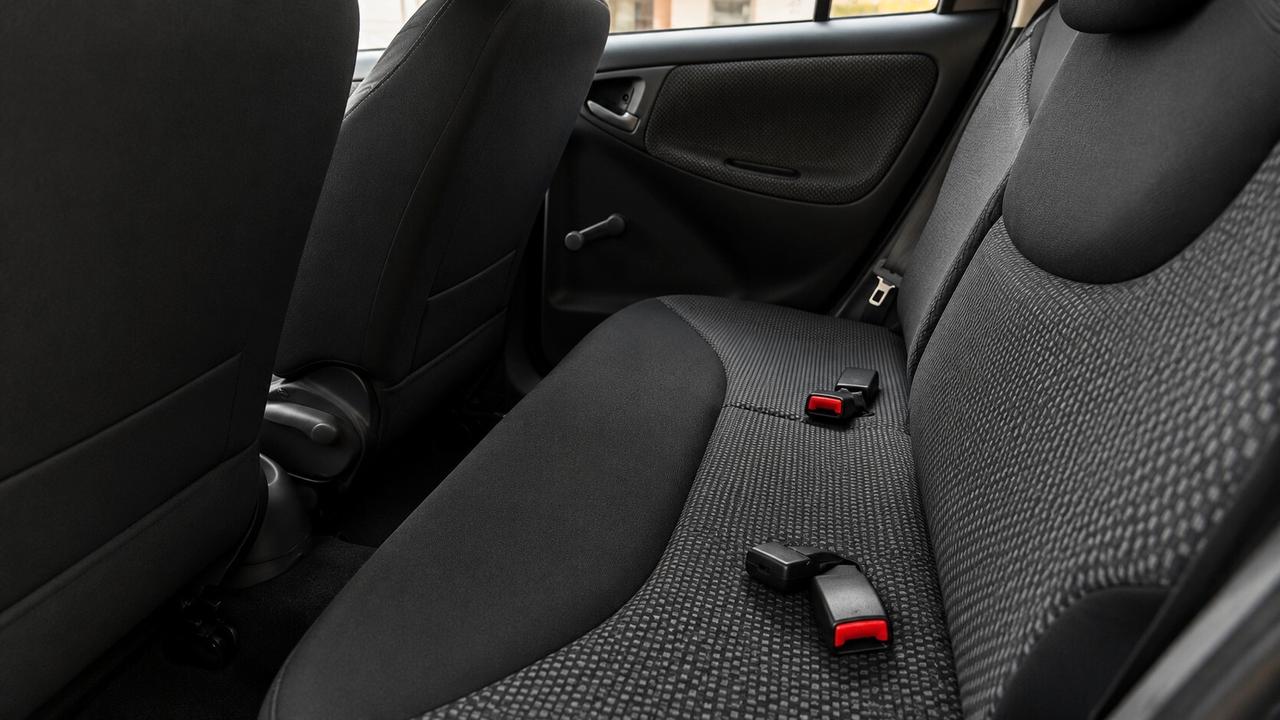 TOYOTA YARIS 1.0 BENZINA 5 PORTE – DISTRIBUZIONE A CATENA – PERFETTA NEOPATENTATI 122.000 km certificati Consumi bassissimi Motore Toyota