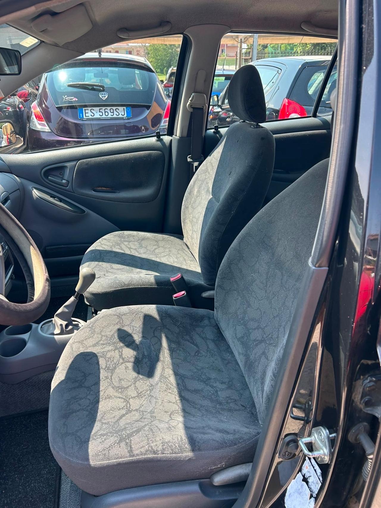 Toyota Yaris 1.0i 16V cat 5 porte Sol