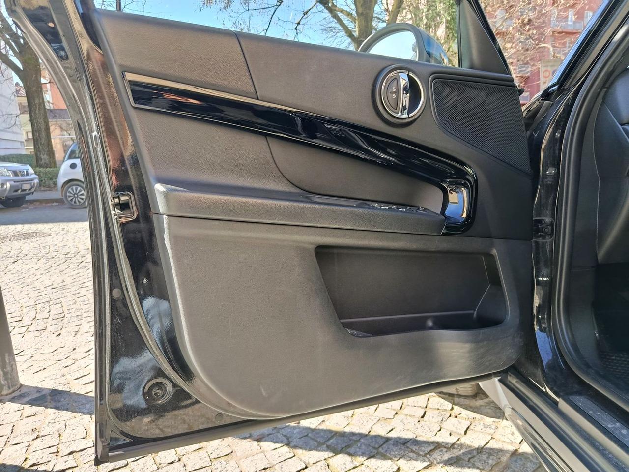 Mini Cooper Countryman Baker Street Edition #9408