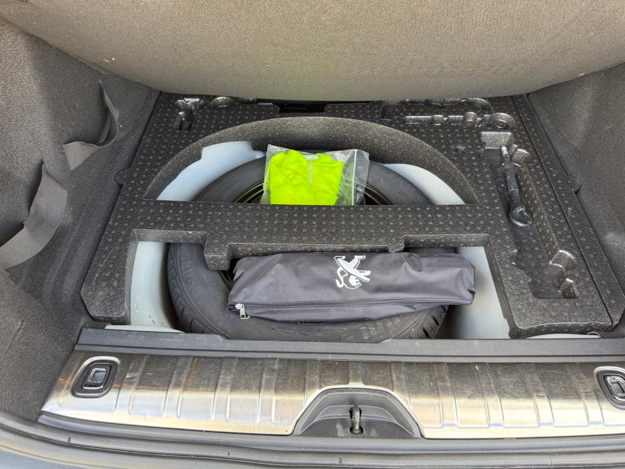 Peugeot 2008 1.2 Turbo Benzina 110 cv EURO 6B NEOPATENTATI