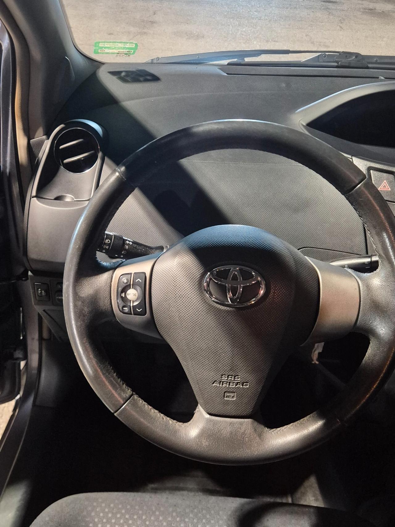 Toyota Yaris 5.p luxury pack