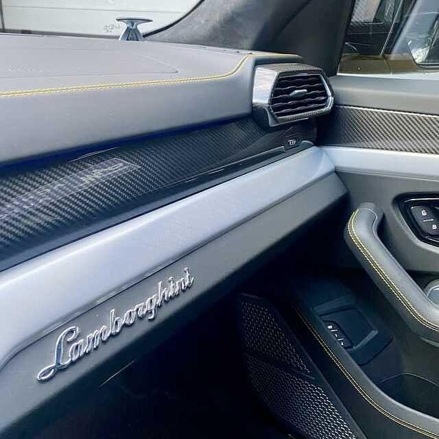 Lamborghini Urus 4.0 AKRAPOVIC FULL CARBO